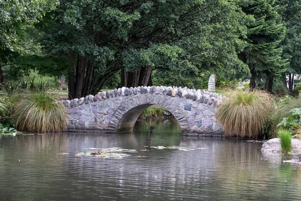 Small bridge in queenstown gardens — Stock Photo, Image
