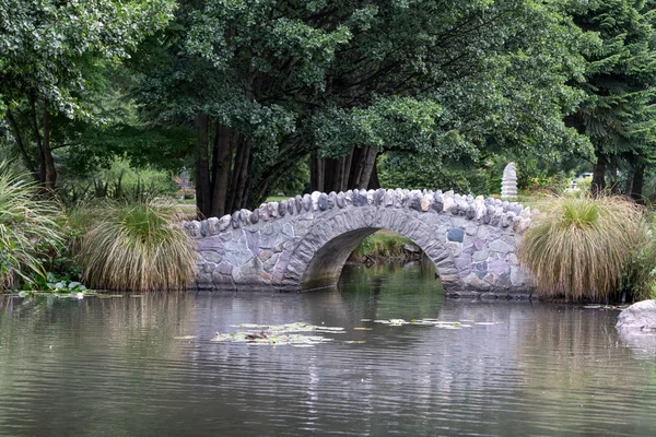 Small bridge in queenstown gardens — Stock Photo, Image