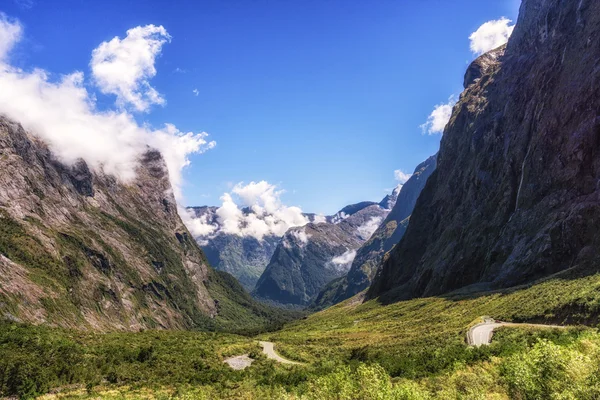 Strada di Milford lungo la valle del Cleddau — Foto Stock