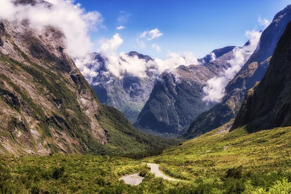 Strada di Milford lungo la valle del Cleddau — Foto Stock