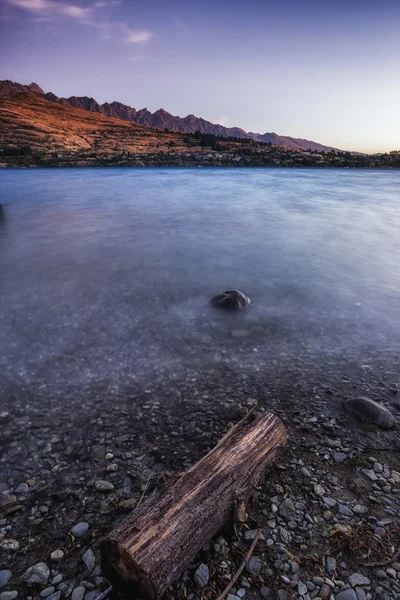 Petite roche dans le lac wakatipu — Photo