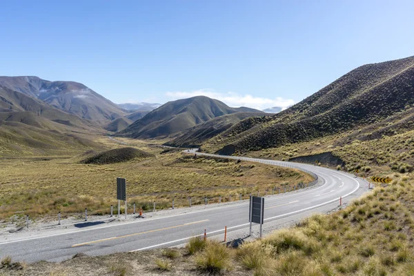 Lindis pass met een kleine weg — Stockfoto