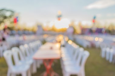 Arkaplan kullanımı için akşam vakti gündüz festivalinin soyut bulanık görüntüsü.