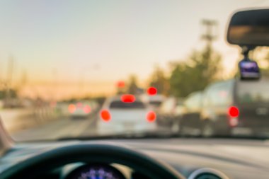   Gündüz vakti araba kullanan insanların bulanık görüntüsü .