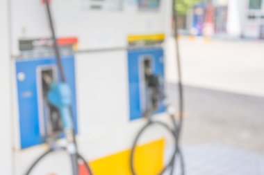 Arka planda akıllı telefon ve benzin istasyonunun el ele tutuşması fikri .