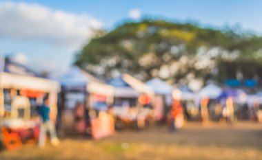 Gündüz festivalinde arka plan kullanımı için yiyecek deposunun bulanık görüntüsü .