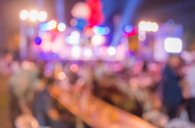 Caddedeki gece festivalinin soyut bulanık görüntüsü Bokeh ile bulanık arkaplan.