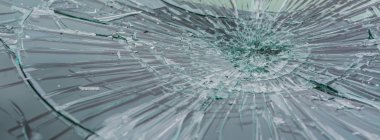 Kırık arabanın ön camına odaklanmış seçici görüntü. Araba kazası..