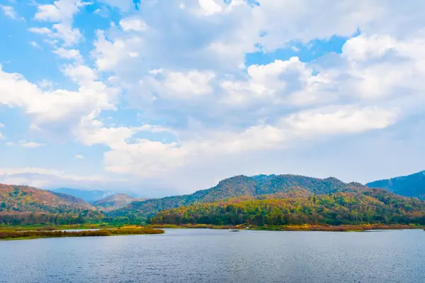 Lago com céu azul e montanha no fundo — Fotografia de Stock