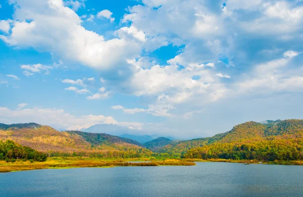 Lago con cielo blu e montagna sullo sfondo — Foto Stock