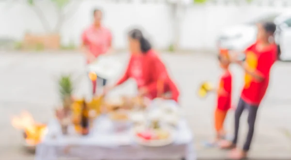 Suddig Bild Kinesiska Nya Året Matbord Och Människor Att Respektera — Stockfoto