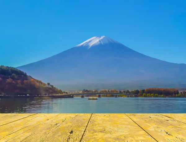 Mesa de madera y imagen borrosa de la montaña "fuji" en Japón para backgr — Foto de Stock
