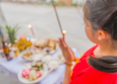 Çin 'in yeni yıl yemek masasının bulanık görüntüsü ve insanların atalarına saygı göstermesi ve yeni yılı kutlamaları için.