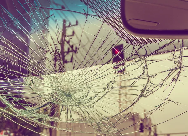 破的车挡风玻璃上的选择性聚焦图像拍照从里面从事故车 老式口气 — 图库照片