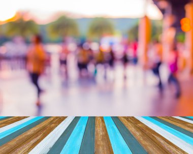 Koridorun bayram ışıklarla süslenmiş, bulanık insanlar