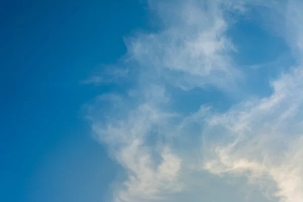 Blauer Himmel Hintergrund Mit Einer Linie Weißer Wolken — Stockfoto