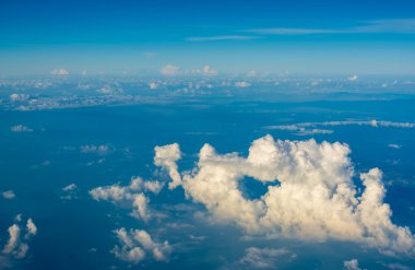 görüntü açık mavi gökyüzü ve beyaz bulutlar gün zamanında  