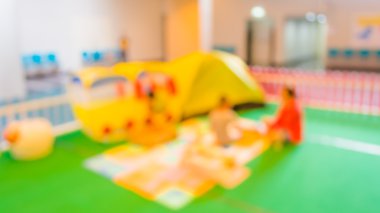 Arka plan kullanımı için kapalı alanda oynayan bulanık çocuk görüntüsü .