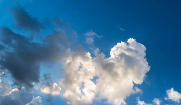 Arkaplan Kullanımı Için Mavi Gökyüzü Beyaz Bulutların Gündüz Görüntüsü — Stok fotoğraf