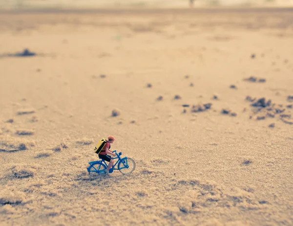 Mini figür bebek motorcu plajda görüntüsünü — Stok fotoğraf