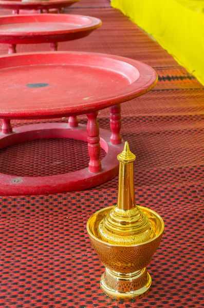 佛教寺庙仪式的金色倒水容器的形象 — 图库照片