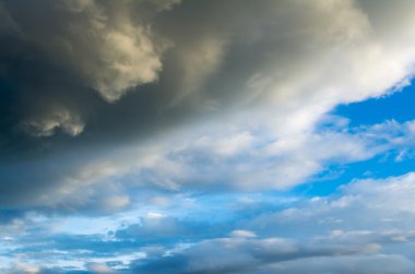 Mavi gökyüzü ve beyaz bulutların gündüz görüntüsü .