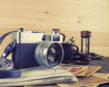 Ahşap masa arka plan, vintage renk tonu Retro kamera