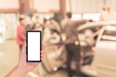 el smartphone ve bulanıklık teknisyen sabitleme araba tutarak görüntüsünü 