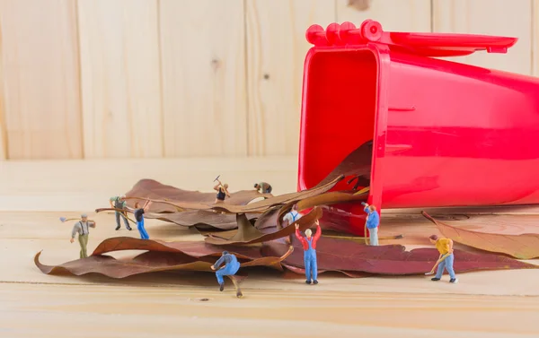 Image de mini figurine poupées travailleur recueillir des feuilles sèches dans la re — Photo