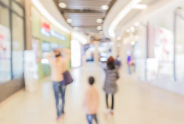 Imagem turva de shopping center e pessoas para uso em segundo plano. — Fotografia de Stock