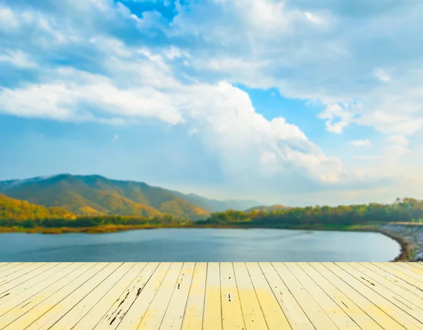 木材码头或走道或模糊图像的背景中湖 — 图库照片