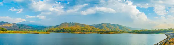 青い空と背景の山の湖 — ストック写真