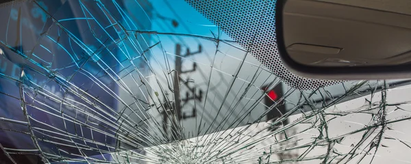 Разбитое лобовое стекло . — стоковое фото