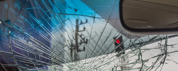 Gebroken auto voorruit. — Stockfoto