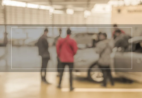 Unschärferelation des Technikers, der Auto in Garage repariert. — Stockfoto