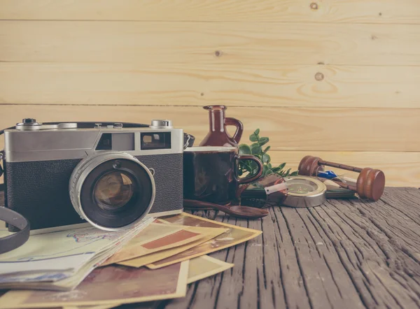 Cámara retro sobre fondo de mesa de madera, tono de color vintage — Foto de Stock