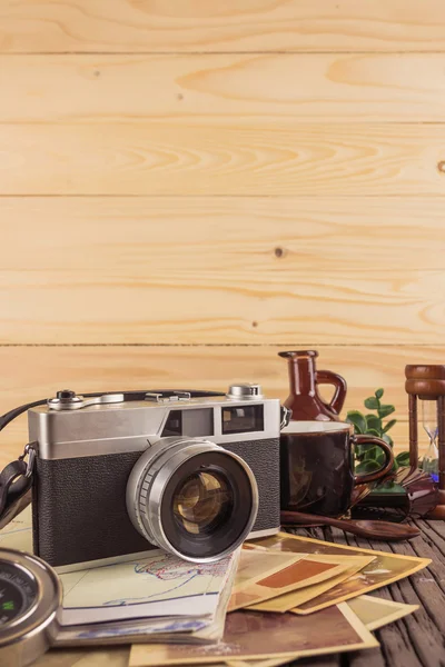 Câmera retro em fundo de mesa de madeira, tom de cor vintage — Fotografia de Stock