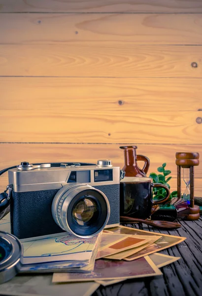 Retro camera on wood table background, vintage color tone — Stock Photo, Image