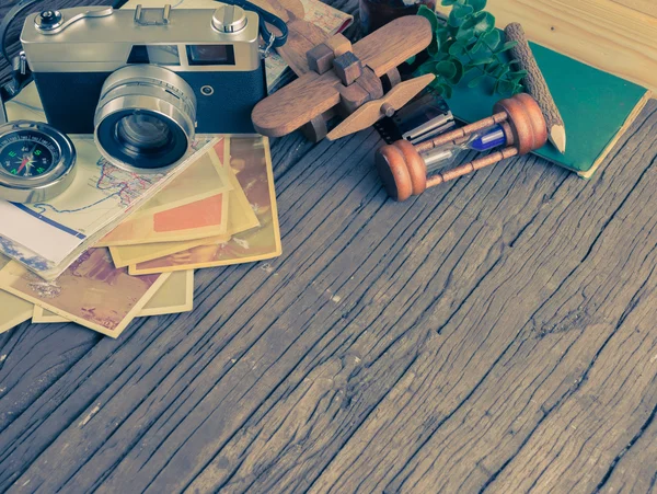 Câmera retro em fundo de mesa de madeira, tom de cor vintage — Fotografia de Stock