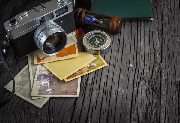 Retro camera on wood table background, vintage color tone — Stock Photo, Image