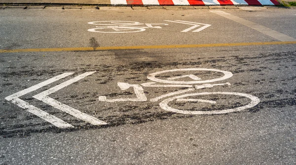 Immagine strada asfaltata e nuova pista ciclabile con cartello  . — Foto Stock