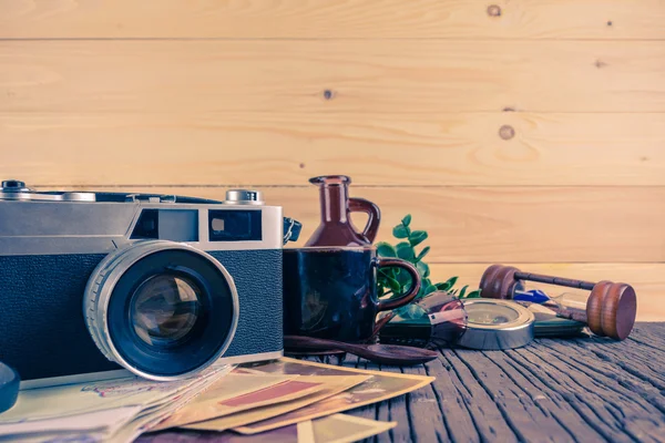 Retro fotoaparát na dřevěné tabulce pozadí, vintage barevný tón — Stock fotografie