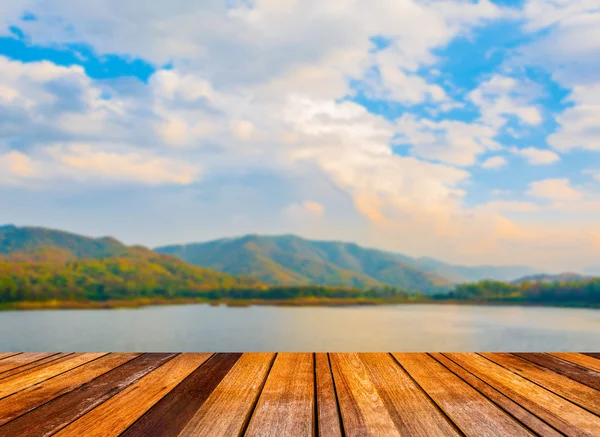 Деревянный пирс или дорожка или размытое изображение озера на заднем плане — стоковое фото