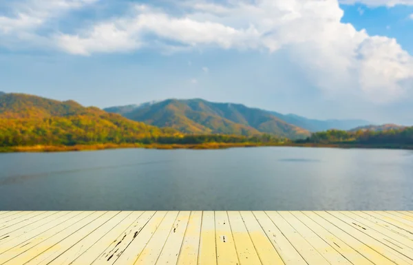 Pier legno o passerella o immagine sfocata del lago sullo sfondo — Foto Stock