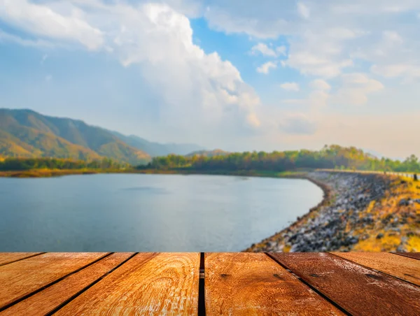 Pier legno o passerella o immagine sfocata del lago sullo sfondo — Foto Stock