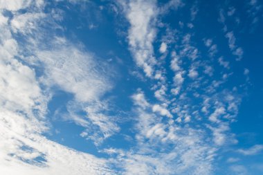 arkaplan kullanımı için mavi gökyüzü ve beyaz bulutların gündüz görüntüsü.