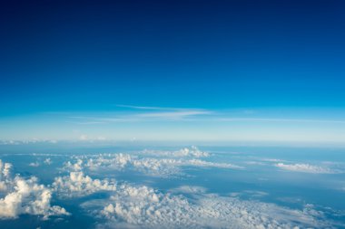 görüntü açık mavi gökyüzü ve beyaz bulutlar gün zamanında  