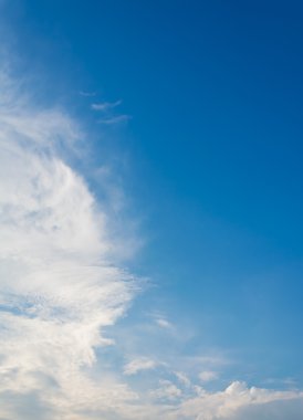 arkaplan kullanımı için mavi gökyüzü ve beyaz bulutların gündüz görüntüsü.