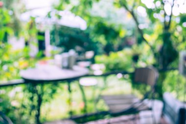 Soyut dış mekan kahve kulübesi görüntüsü gündüz vakti bulanıklaşır, arka plan kullanımı için bahçede. (Klasik ton))