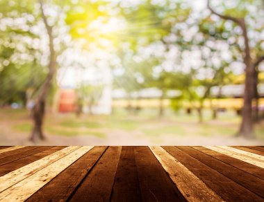 Arkaplan kullanımı için ahşap tablo ve yeşil ağaç bokeh 'in soyut bulanık resmi.